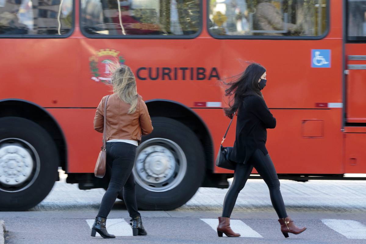 Segunda-feira gelada após chegada de frente fria. Previsão do tempo pra Curitiba indica mais frio.