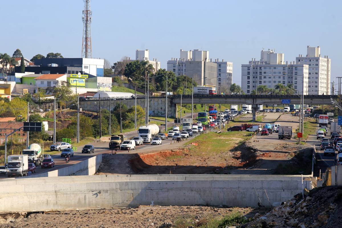 É falar em Linha Verde que os curitibanos "fervem o sangue". Obras eternas da via que corta a cidade geram a mesma pergunta: Quando as obras vão terminar?