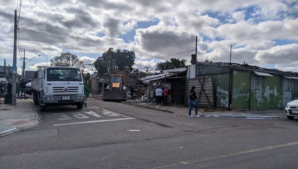 Até um trator foi utilizado para retirar lixo de casa em Pinhais