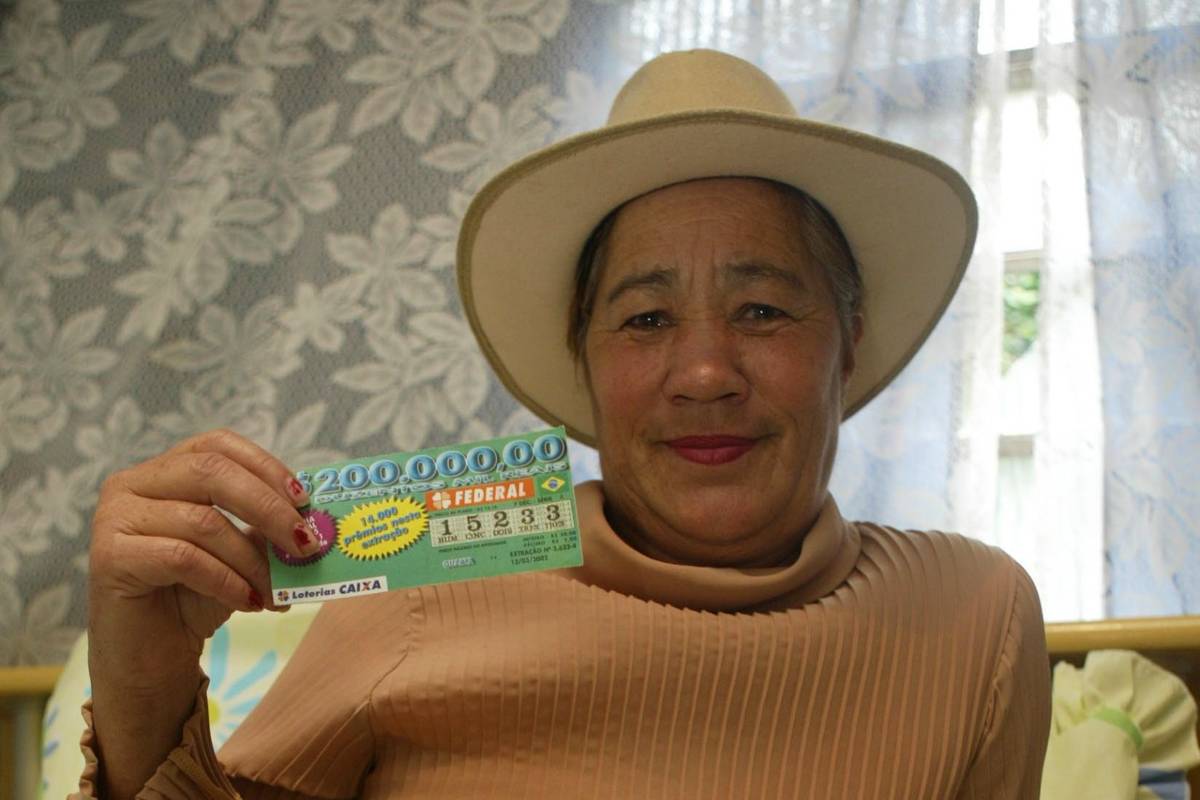 Voz marcante do Centro de Curitiba. Terezinha era famosa pelo jargão "Borboleta 13 corre hoje".