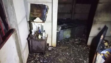 Nossa Senhora e o terço ficaram intactos após casa ser destruída por incêndio em Ponta Grossa.