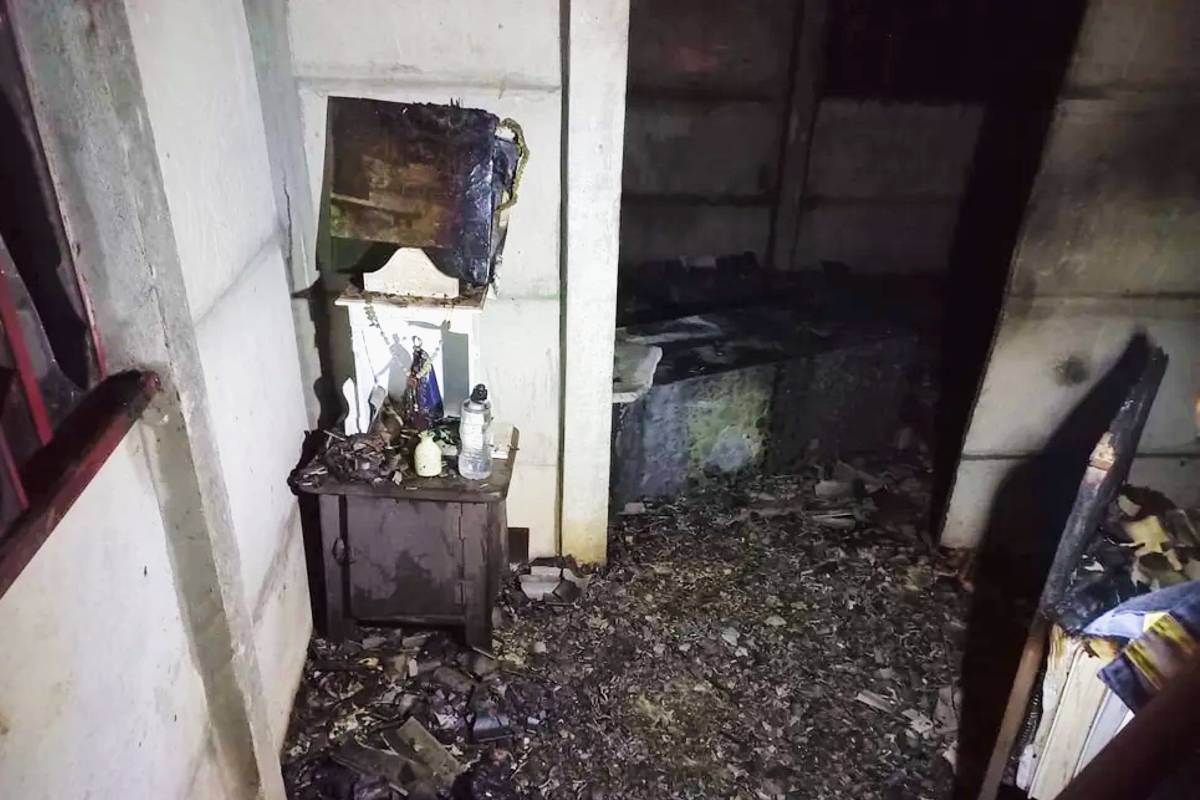 Nossa Senhora e o terço ficaram intactos após casa ser destruída por incêndio em Ponta Grossa.