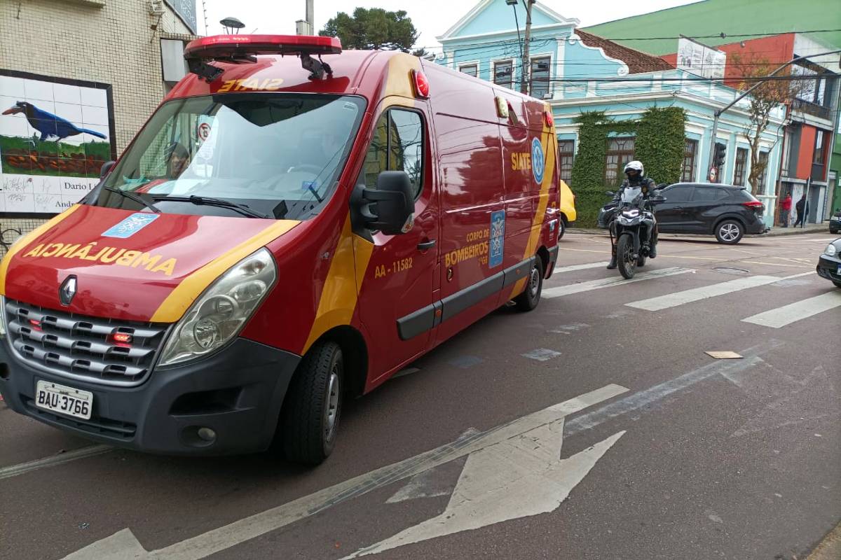 Um ambulância do Siate foi deslocada para o local para atendimento à vítima.