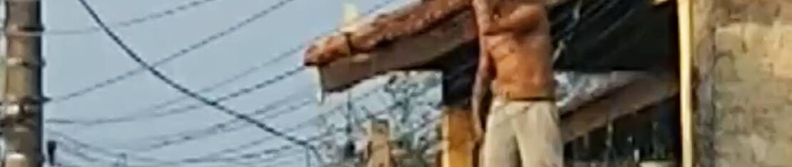 Rapaz em surto subiu pro telhado após agredir a esposa e atirou telhas contra equipes policiais.