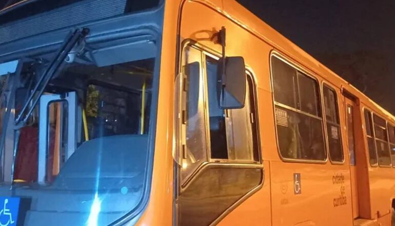 Ônibus da linha Hugo Lange foi sequestrado em Curitiba.