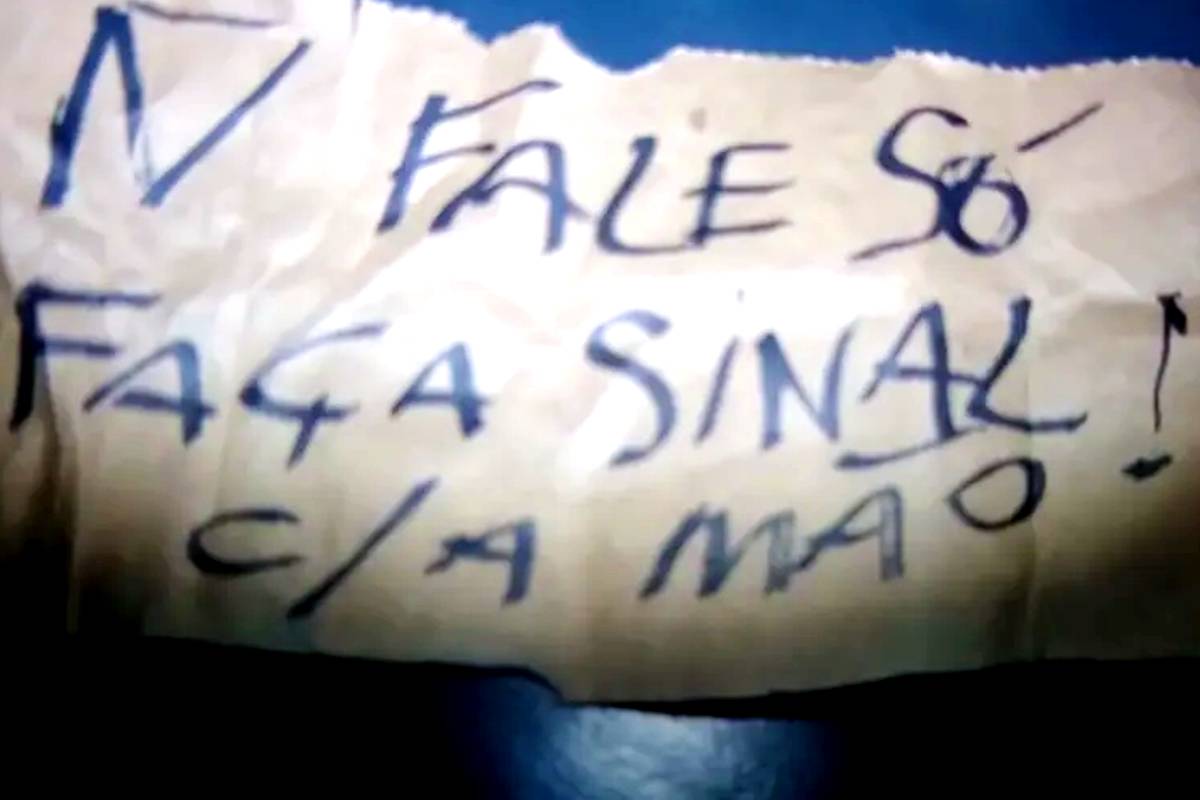 Sequestrador usou um cartaz para dar orientações ao motorista.