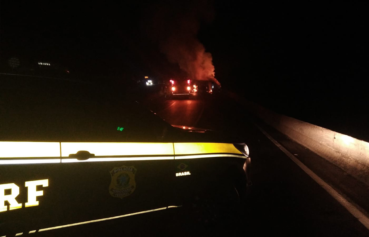 tomba caminhao bombeiros