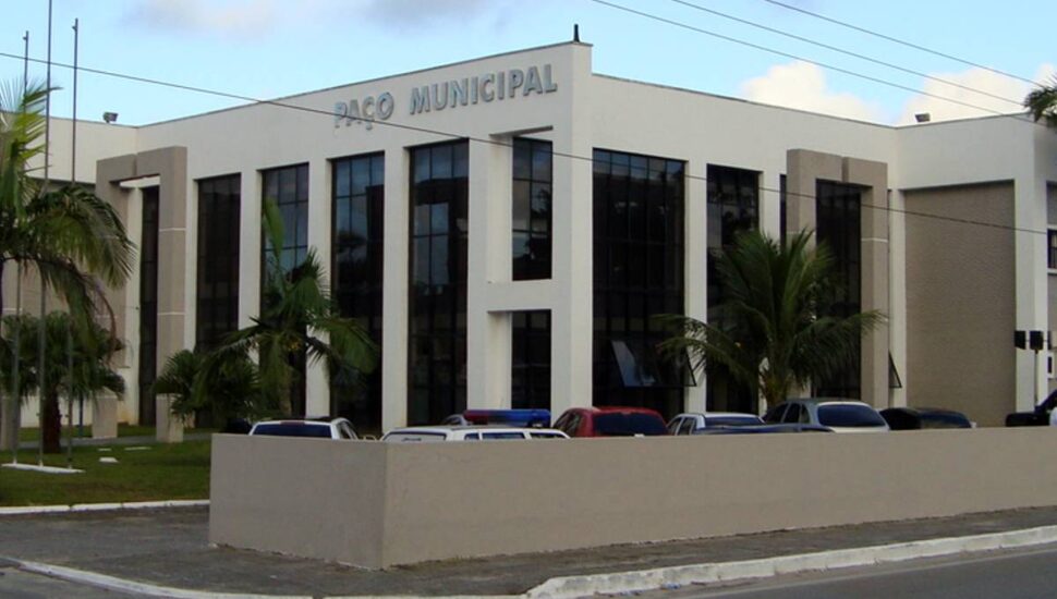 Concurso para a prefeitura de Matinhos tem 87 vagas e salários de até R$ 17 mil.