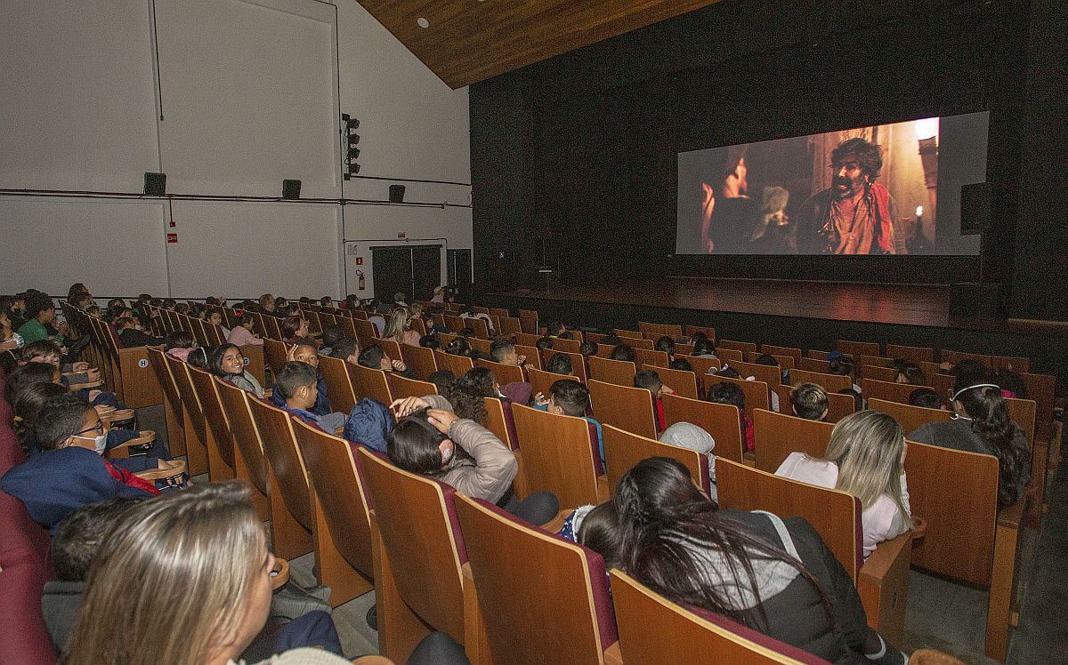 Crianças lotam auditório do Teatro da Vila, que oferece filmes de graça para a população