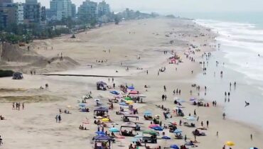 Imagem mostra nova faixa de areia, que aumentou após serviço de engorda da praia de Matinhos