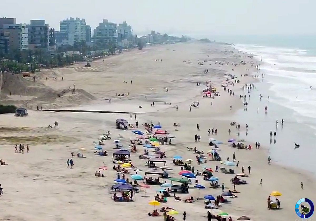 Imagem mostra nova faixa de areia, que aumentou após serviço de engorda da praia de Matinhos
