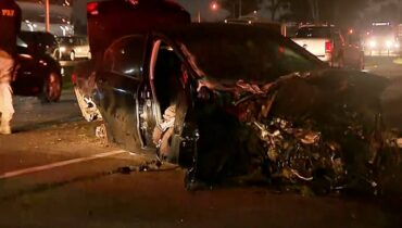 Um carro preto teria invadido a contramão, batendo de frente com outro carro, onde estava a vítima fatal do acidente.