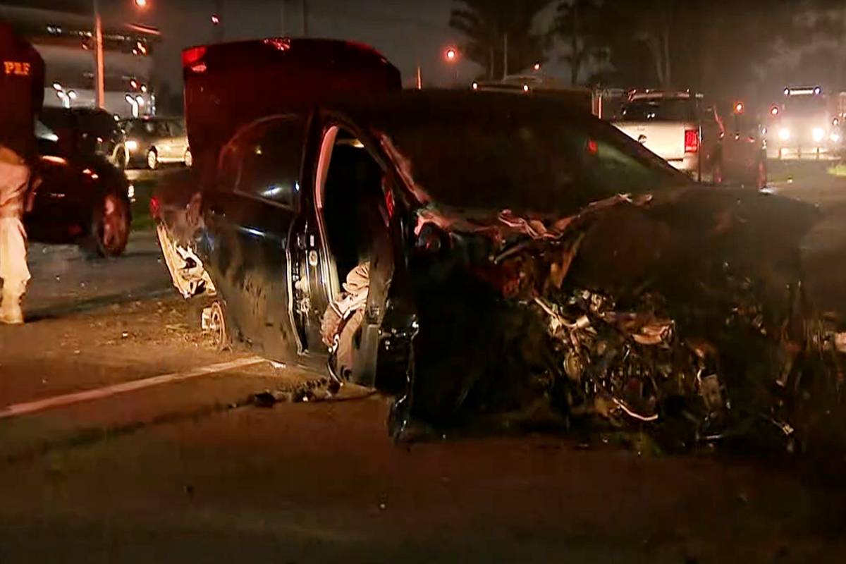 Um carro preto teria invadido a contramão, batendo de frente com outro carro, onde estava a vítima fatal do acidente.