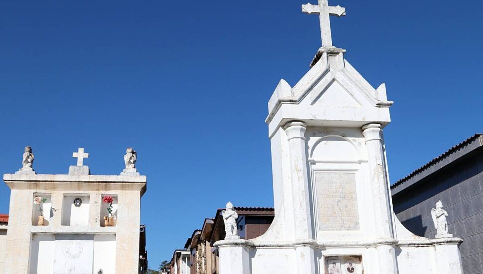 túmulo dentro de um cemitério de Curitiba com céu azul ao fundo.