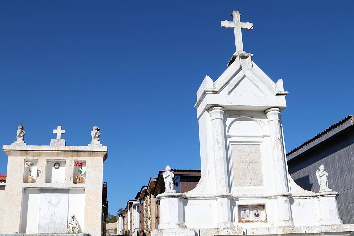 túmulo dentro de um cemitério de Curitiba com céu azul ao fundo.