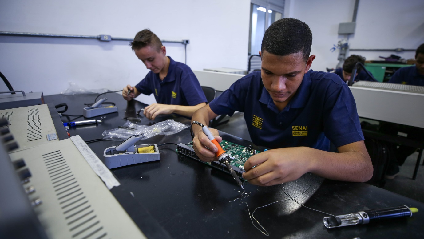 Alunos em aula no Senai - Foto: Sistema FIEP