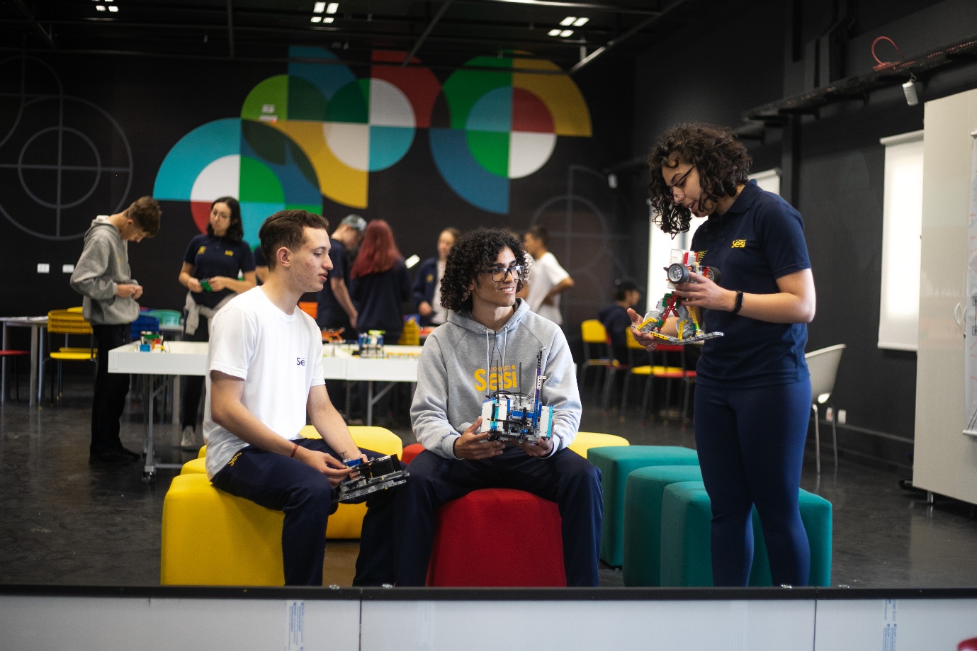 Alunos em aula de robótica | Foto: Sistema Fiep