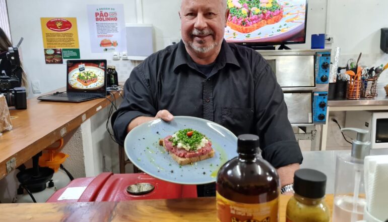 Criador do Festival da Carne de Onça, Sérgio Medeiros, segurando um prato com a iguaria curitibana