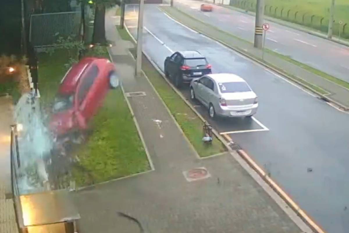 Motorista passou mal e bateu forte contra mureta de clínica em Curitiba.