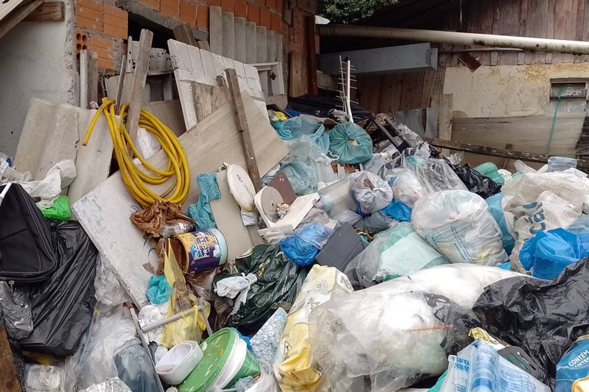 Lixo em casa de acumulador