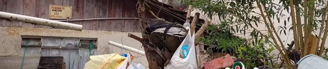 Lixão clandestino de acumuladora é o terror de vizinhos em Curitiba: fedor, animais mortos e muito entulho.