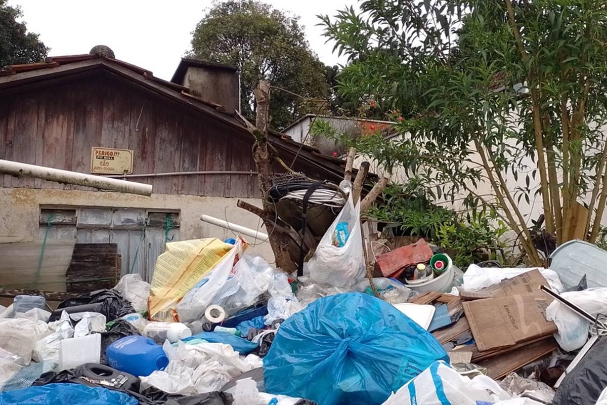 Lixão clandestino de acumuladora é o terror de vizinhos em Curitiba: fedor, animais mortos e muito entulho.