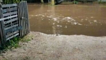 A tubulação que rompeu leva água da Estação de Tratamento Passaúna para o reservatório Campo Comprido