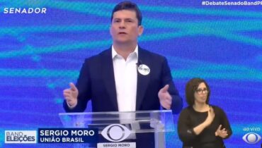 Candidato ao Senado Sergio Moro responde a uma das perguntas do debate na Band