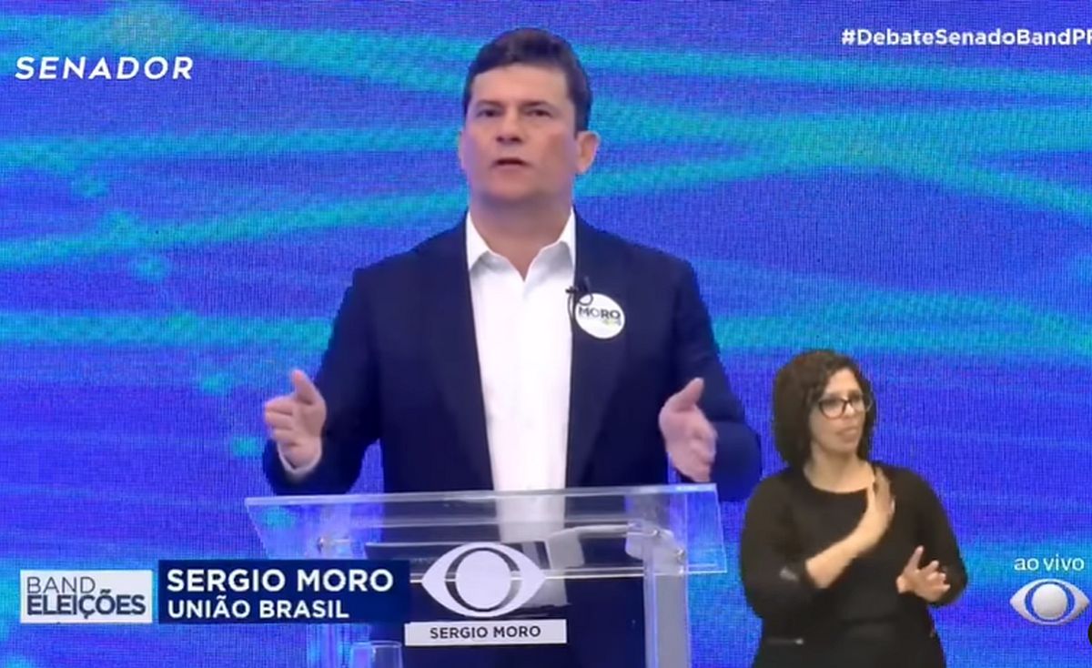 Candidato ao Senado Sergio Moro responde a uma das perguntas do debate na Band