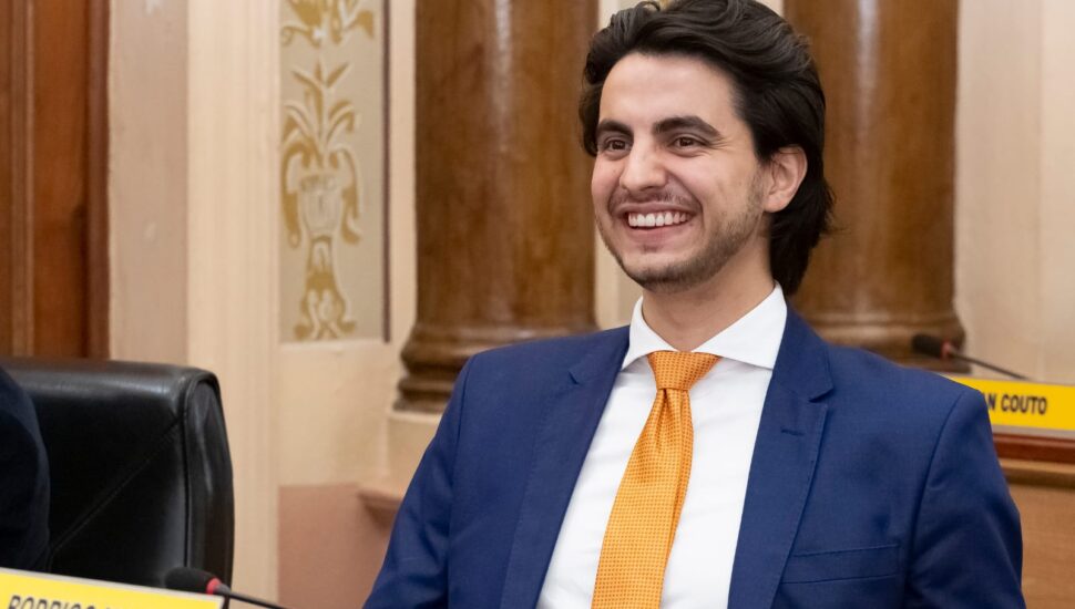 Foto mostra Rodrigo Marcial, que é o mais novo vereador de Curitiba, usando um terno azul e gravata dourada