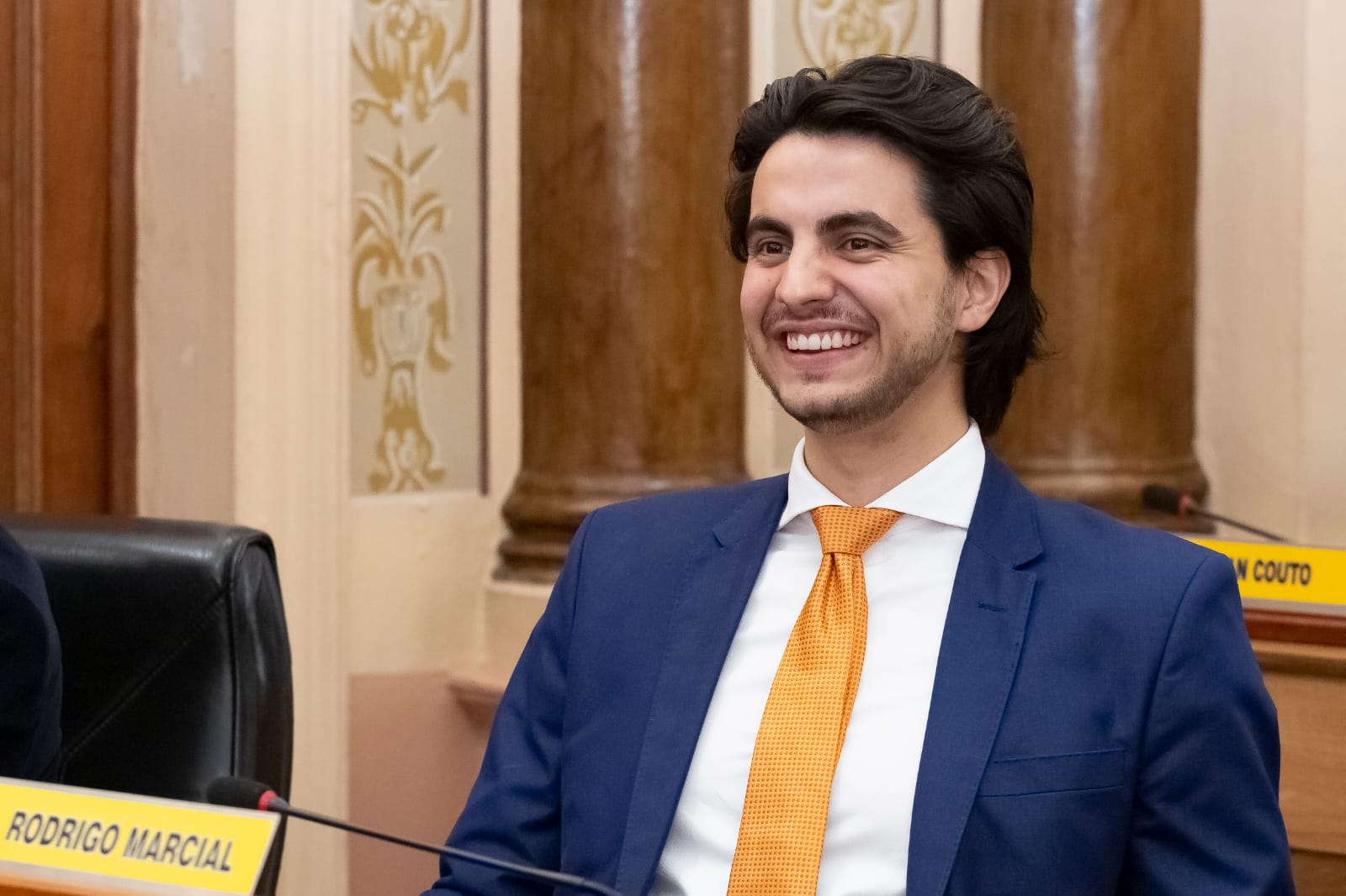 Foto mostra Rodrigo Marcial, que é o mais novo vereador de Curitiba, usando um terno azul e gravata dourada