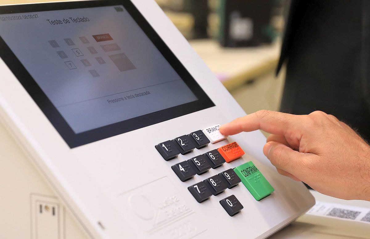Imagem mostra eleitor votando na urna eletrônica