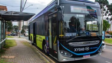 Curitiba cria plano para ter ônibus elétricos em circulação a partir de 2024.