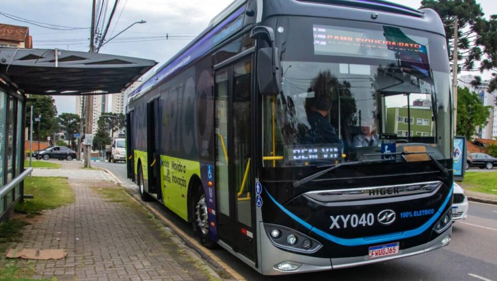 Curitiba cria plano para ter ônibus elétricos em circulação a partir de 2024.