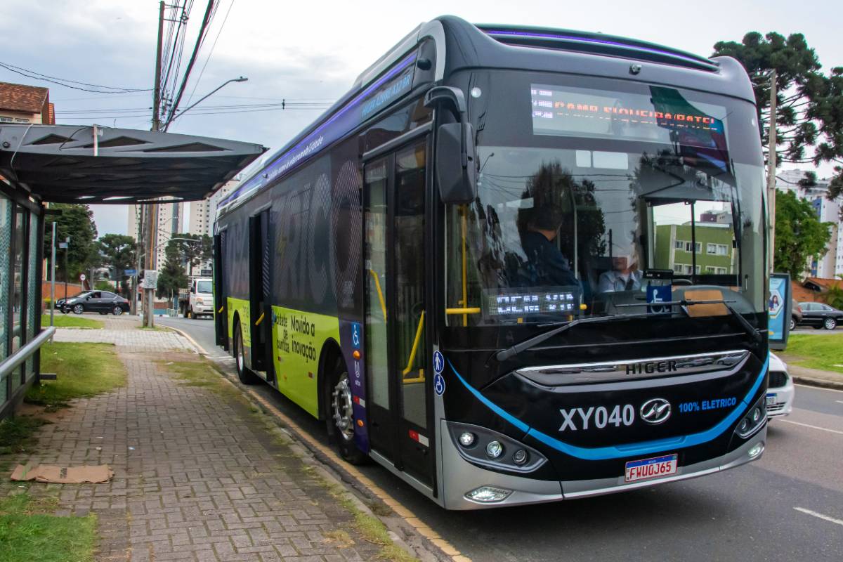 Curitiba cria plano para ter ônibus elétricos em circulação a partir de 2024.