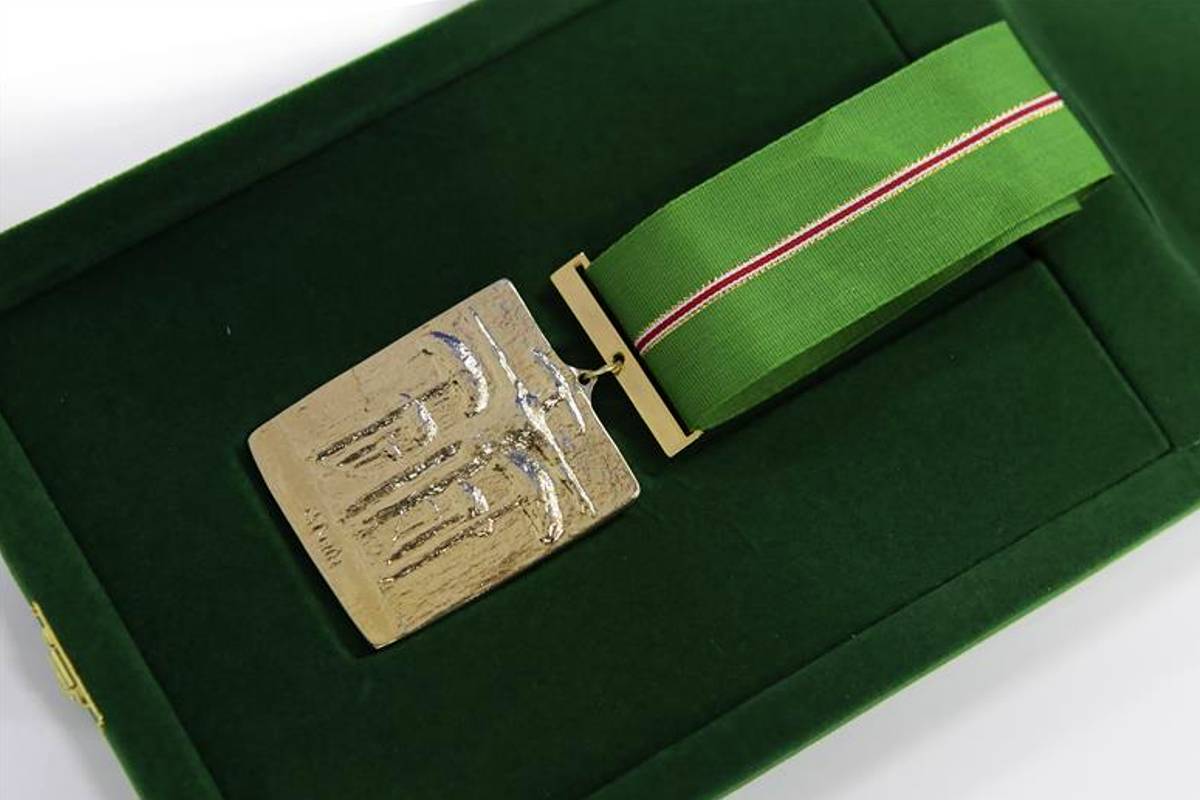 Medalha da Ordem Municipal da Luz dos Pinhais de Curitiba vai para 20 pessoas que contribuem para o engrandecimento da cidade e o bem-estar de seus habitantes.