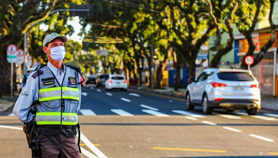 Imagem mostra um guarda municipal de Curitiba orientando motoristas sobre os bloqueios no trânsito por causa do show do Guns n´Roses em Curitiba.
