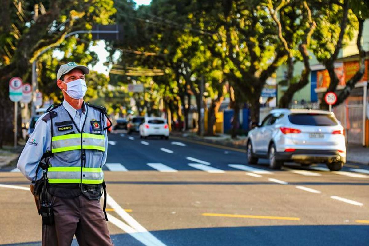 Imagem mostra um guarda municipal de Curitiba orientando motoristas sobre os bloqueios no trânsito por causa do show do Guns n´Roses em Curitiba.