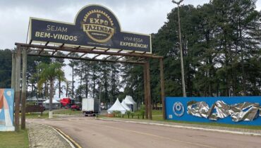 Iagem mostra portal de entrada da Expo Fazenda, por onde os carros e as pessoas vão passar. Muitas árvores e algums tratores e caminhões também estão na foto