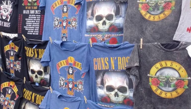 Imagem monstra que ambulantes aproveitam para vender itens da banda.