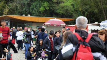 Imagem monstra que o show do Guns n´Roses em Curitiba movimenta entorno da Pedreira.