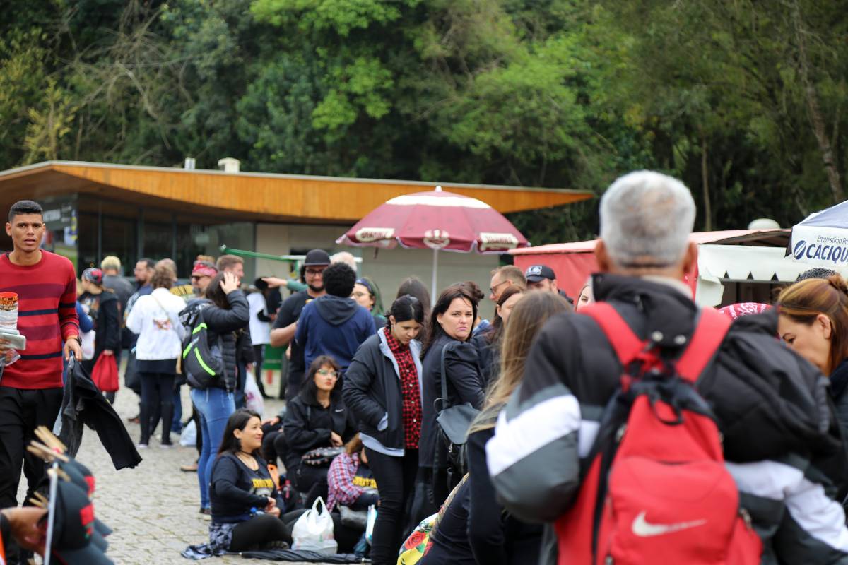 Imagem monstra que o show do Guns n´Roses em Curitiba movimenta entorno da Pedreira.