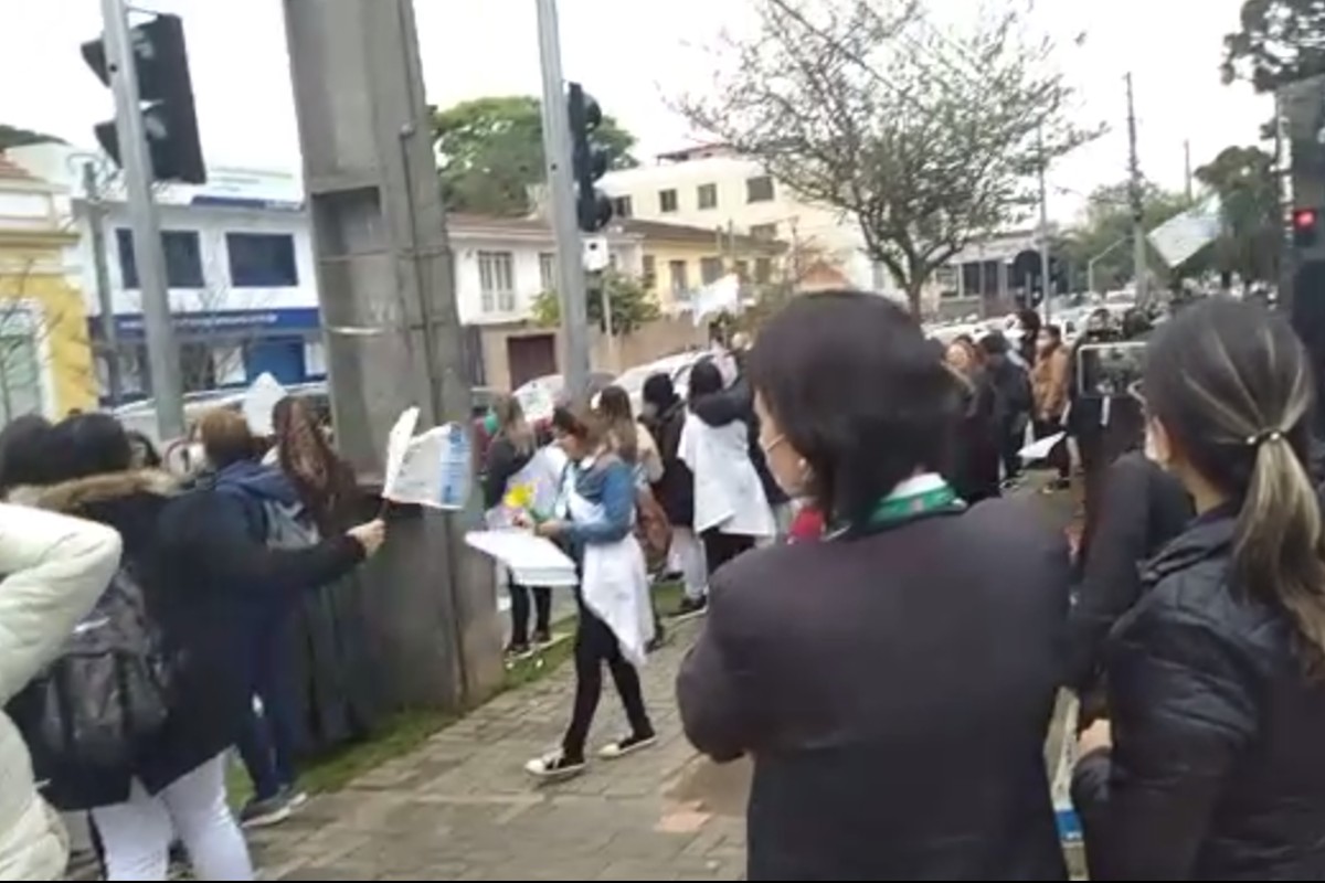 protesto de profissionais de enfermagem em Curitiba