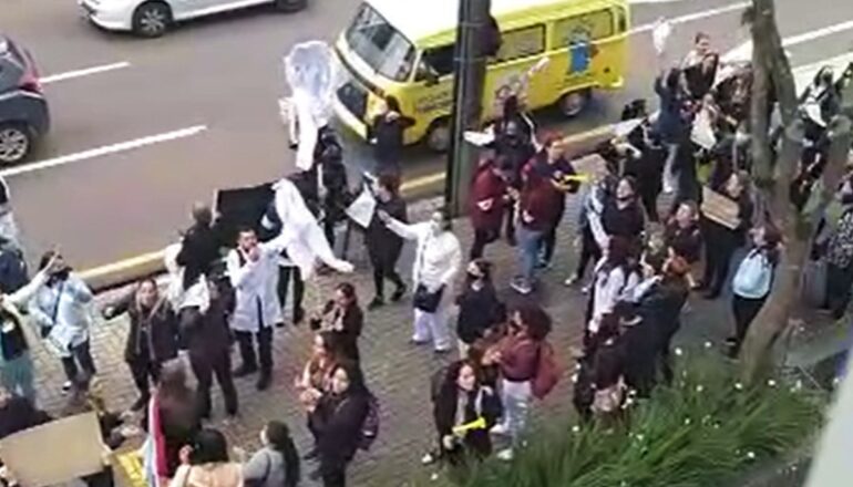 protesto de profissionais de enfermagem em Curitiba
