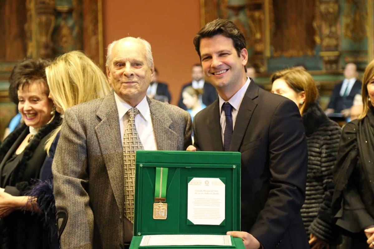 Imagem mostra o ex-governador do Paraná Eduardo Pimentel com a medalha da Ordem da Luz dos Pinhais, honraria máxima de Curitiba.