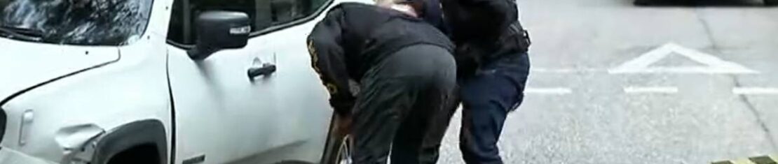 Imagem mostra um carro alvejado a tiros por assaltantes em Curitiba