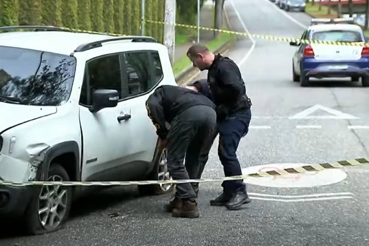 Imagem mostra um carro alvejado a tiros por assaltantes em Curitiba