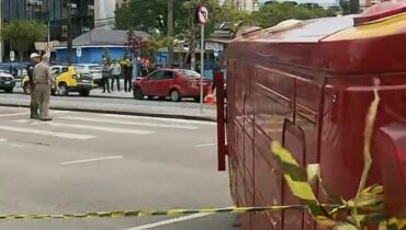 Imagem mostra uma ambulância que tombou em Curitiba após ser atingida por um carro.