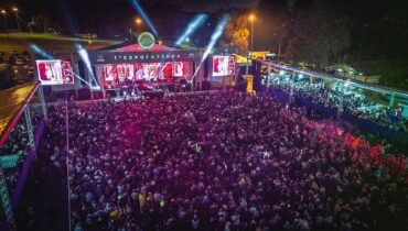 Foto mostra arena multieventos, lotada para shows da dupla Fernando e Sorocaba