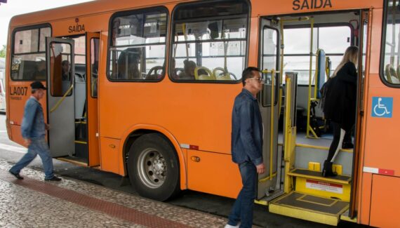 ônibus no terminal, em Curitiba